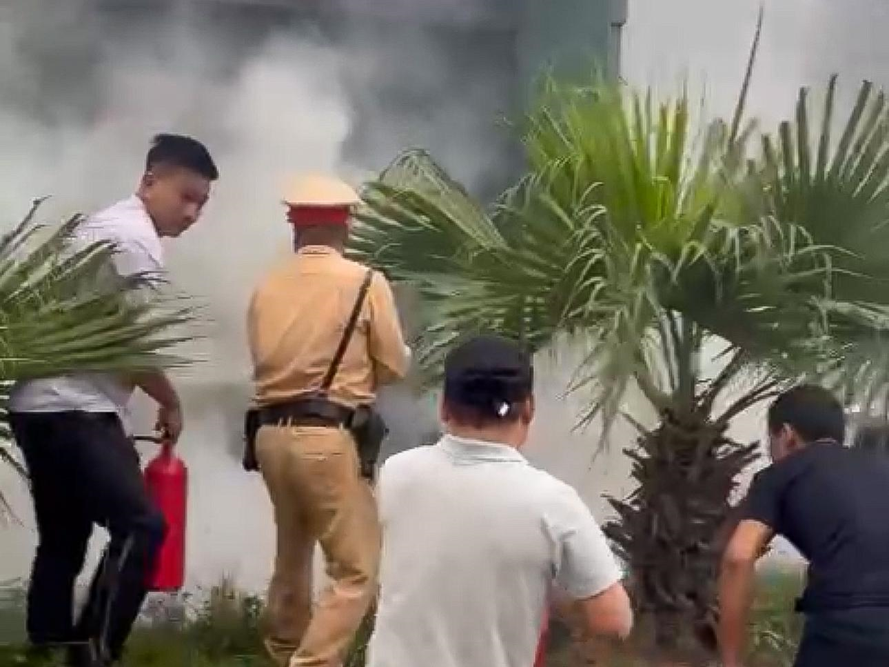 Hà Nội: Xe đầu kéo cháy khi đang lưu thông 